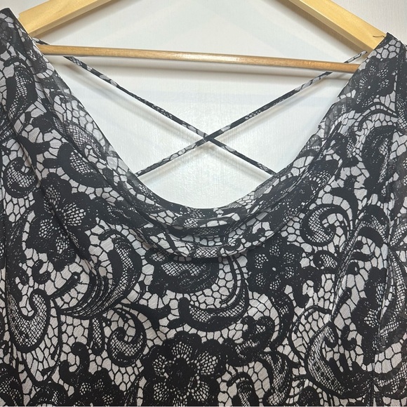 Adrianna Papell Cowl Neck Long Sleeve. Size: XL. Black and White. - Picture 2 of 6